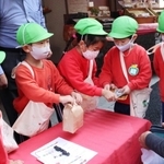 接客を体験する園児ら＝尼崎市杭瀬本町１