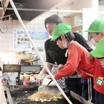 焼きそば作りを体験する園児ら＝尼崎市杭瀬本町１、市場食堂