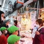 お店で扱っている食材について理解を深める園児ら＝尼崎市杭瀬本町１、平野鮮魚店