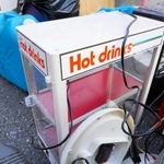 粗大ごみの山の中にあったホットドリンクケース。建前は「飲食店」。客に「売る」ための缶のコーヒーやお茶が置かれていたのだろうか＝１６日午後、尼崎市神田南通３