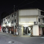 静まり返ったかんなみ新地。店先で防犯警戒するパトカーの赤色灯が真っ暗な「色街」を照らす＝５日夜、尼崎市神田南通３