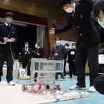 「リモコン式ロボット競技」で、声を掛け合いながら慎重に操作する生徒ら＝県立尼崎工業高校