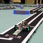 センサーでコースを読み取って走行しゴールまでの速さを競う「自走式ロボット競技」。コースを外れて失格になるチームも多く、完走に向けたプログラミング技術も試された＝県立尼崎工業高校
