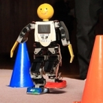 「二足歩行ロボット競技」では、県のマスコット「はばタン」をモチーフにしたロボットが登場した＝県立尼崎工業高校