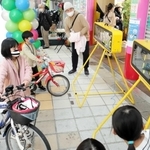 １００分の１秒まで表示できる本格的なタイマーで自分たちの記録を確かめた＝尼崎市建家町、三和本通商店街