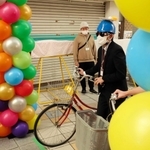 緑のフィニッシュラインに前輪がかかればゴール＝尼崎市建家町、三和本通商店街