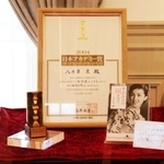 八千草さんが日本アカデミー賞を受賞した際の表彰状なども展示されている＝宝塚市栄町１、宝塚ホテル