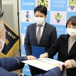 横田誠治署長からのじぎく賞を受け取る武原さん夫婦＝甲子園署