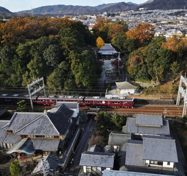 阪急電車が通過する境内＝平林寺