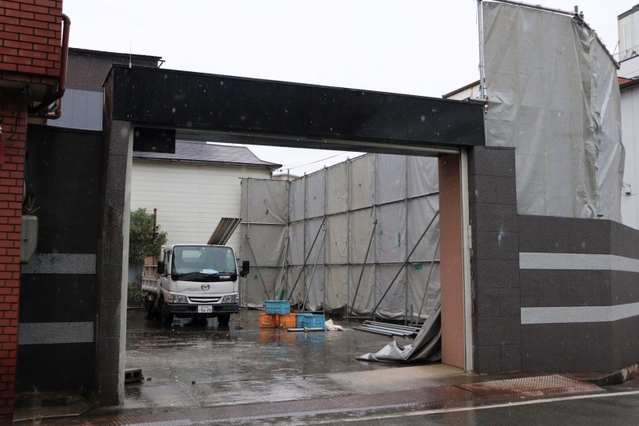 近く解体工事が始まる真鍋組の事務所＝７日午前、尼崎市戸ノ内町３