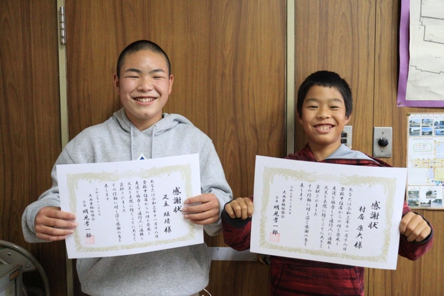 感謝状を受け取り、笑顔の２人＝尼崎市三反田町２