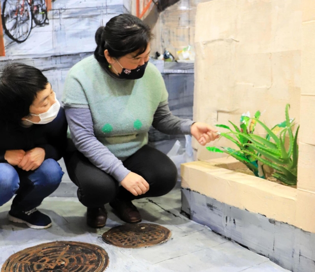 植え込みのアロエは、一つが本物で、もう一つは菓子の包装材で作った作品だ＝スペース○○