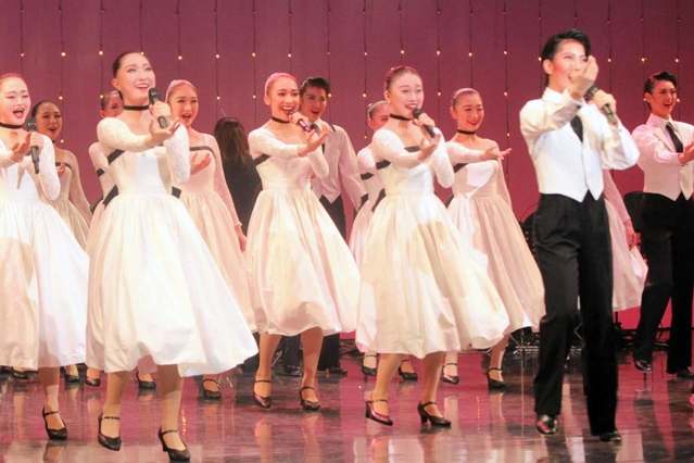 男役と娘役に分かれて歌声を披露する宝塚音楽学校の１０７期生＝宝塚バウホール