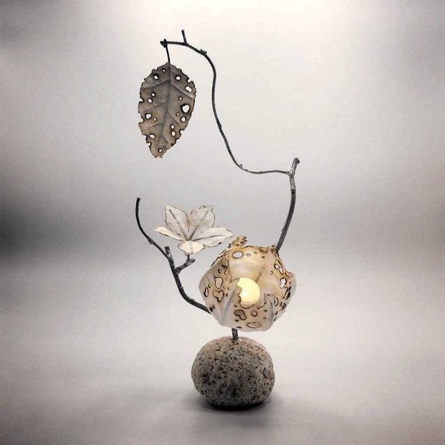 前出勝人さんのオブジェ「『石の花』網ホオヅキ」