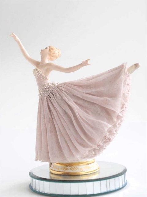 山上真帆さんの磁器製人形「夢の舞」
