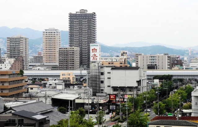 撤去作業が始まる前の「白鷹」看板＝西宮市久保町より