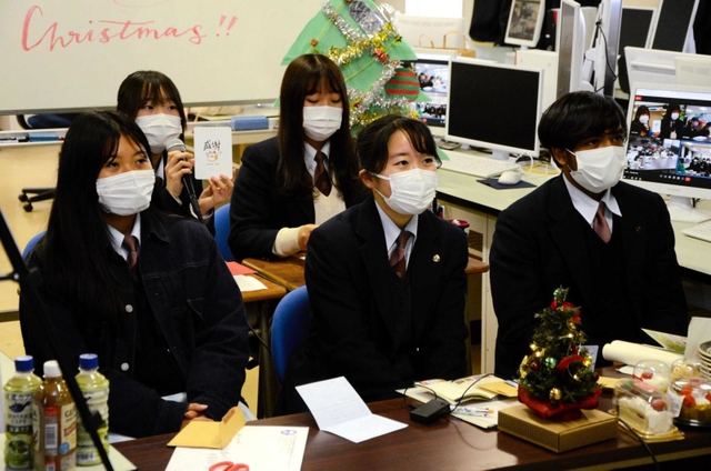 台湾から送られてきたクリスマスカードを読み上げる生徒たち＝伊丹北高校