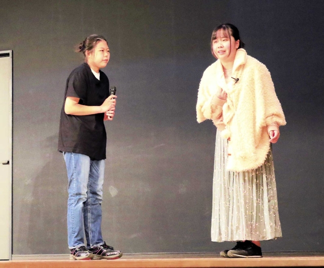 認知症の高齢者と家族を演じ、特殊詐欺の被害防止を訴える演劇部員＝武庫西生涯学習プラザ