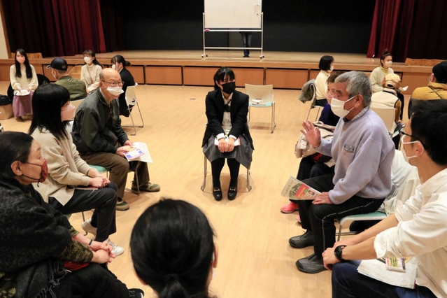 交流会で高齢者たちと語り合う演劇部員＝武庫西生涯学習プラザ