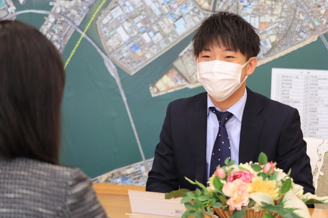 寄付品の目録を手渡す堂安憂さん＝尼崎市役所