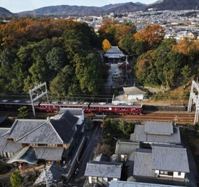 阪急電車が通過する境内＝平林寺