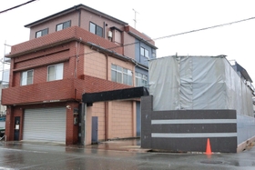 近く解体工事が始まる真鍋組の事務所＝７日午前、尼崎市戸ノ内町３