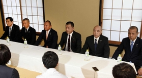 報道陣の前で会見する任侠山口組の最高幹部ら＝２０１７年８月２７日午前、尼崎市戸ノ内町３