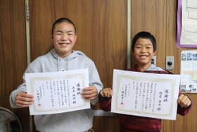 感謝状を受け取り、笑顔の２人＝尼崎市三反田町２