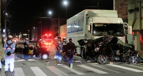 大型トラックが車列に突っ込んだ事故現場＝７月３１日未明、尼崎市内