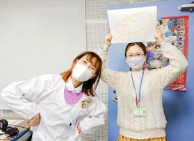 パーソナリティ賞を受けた岸ゆき子さん（左）＝エフエム宝塚提供