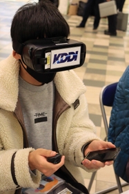 ＶＲで自転車の「ながら運転」を体験する参加者＝キューズモール尼崎