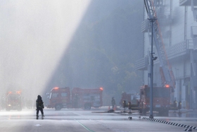 大量に放水される中で活動する消防隊員＝猪名川町差組