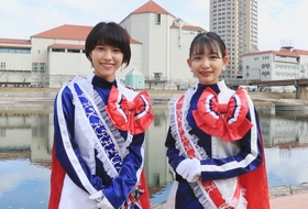 阪神総局への応援コメントを寄せる宝塚市の観光大使「サファイア」の御手洗菜々さん（左）と阪上雅日さん＝宝塚市内