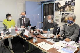 今年１月１７日にＦＭ宝塚で放送された「阪神・淡路大震災から２６年　いま自助・共助・公助とは」の収録の様子＝宝塚市逆瀬川１、ＦＭ宝塚スタジオ