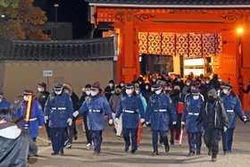 隊列を組んで参拝者を誘導する警備員＝１月１０日午前６時、西宮市社家町、西宮神社