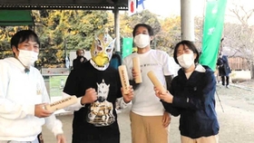 モルックを体験して紹介する記者（右端）＝川西市内