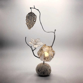 前出勝人さんのオブジェ「『石の花』網ホオヅキ」