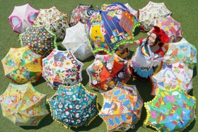 夏の日差しに映えるカラフルな日傘＝尼崎市内