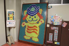 完成した「段ニャー」のキューブアート＝西宮市段上町７