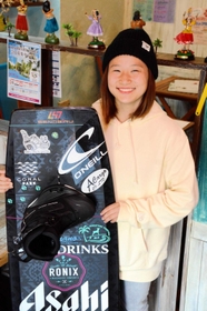世界一の喜びを語ったプロウエークボーダーの岸田ひなのさん＝伊丹市西台２