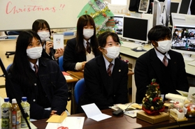 台湾から送られてきたクリスマスカードを読み上げる生徒たち＝伊丹北高校