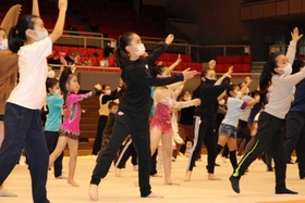 新体操の動きの基本を体験する参加者ら＝尼崎市西長洲町１、ベイコム総合体育館