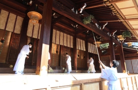 ササなどを使って本殿のすすを払う神職ら＝西宮神社