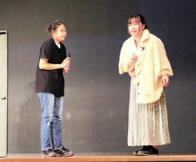 認知症の高齢者と家族を演じ、特殊詐欺の被害防止を訴える演劇部員＝武庫西生涯学習プラザ