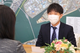 寄付品の目録を手渡す堂安憂さん＝尼崎市役所