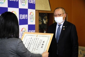 稲村和美市長から感謝状を受け取る尼崎信用金庫の作田誠司理事長＝尼崎市役所