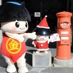 「ぼくにクリスマスカードを送ってね」とアピールするきんたくん＝川西市中央町、川西市役所