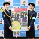 一日警察署長を務め、飲酒運転根絶啓発ポスターを手に持つ杉原愛子選手（左）と荒井祭里選手＝甲子園署