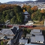 阪急電車が通過する境内＝平林寺