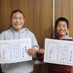 感謝状を受け取り、笑顔の２人＝尼崎市三反田町２